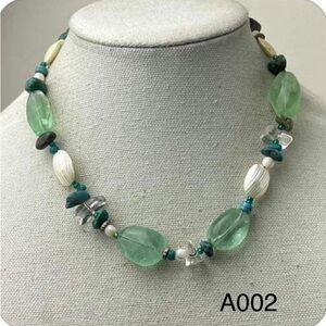 Soft green glass beaded necklace nwot with oval textured class ivory beads